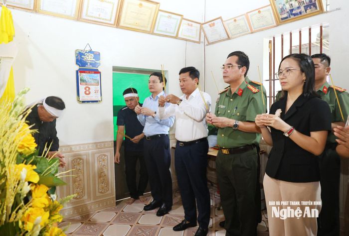 Phó Chủ tịch UBND tỉnh Hoàng Phú Hiền và đoàn công tác thắp hương tưởng niệm các nạn nhân. Ảnh: Kim Oanh