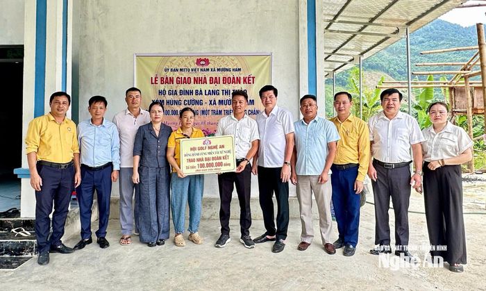 Đoàn trao hỗ trợ cho gia đình chị Lang Thị Thảo - xóm Hùng Cường, xã Mường Ham. Ảnh: Thu Hường