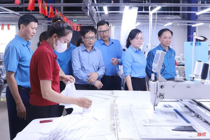  Các cấp, ngành tăng cường vai trò giám sát tại doanh nghiệp, góp phần bảo vệ quyền, lợi ích chính đáng của người lao động. 