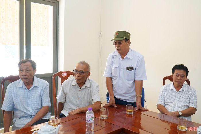 Ông Nguyễn Văn Hiến (xã Cẩm Trung), đồng đội của liệt sĩ Lê Đức Lợi, trao đổi tại buổi làm việc.