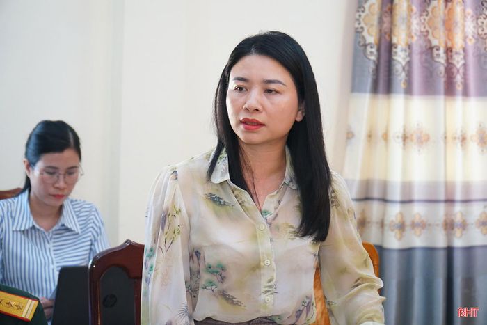 Bà Đặng Thúy Anh – Phó Bí thư Đảng ủy, Chủ tịch UBND xã Kỳ Khang, trao đổi một số nội dung liên quan tại buổi làm việc.