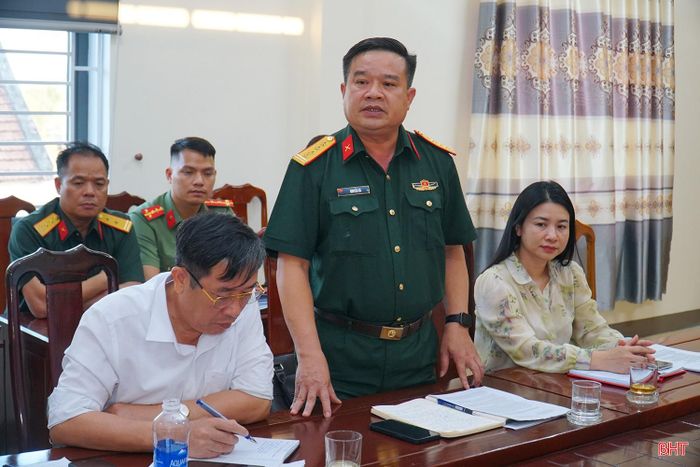 Đại tá Nguyễn Hà – Phó Chủ nhiệm Chính trị, Bộ Chỉ huy Quân sự tỉnh Hà Tĩnh, trao đổi về việc lấy mẫu sinh phẩm giám định ADN.