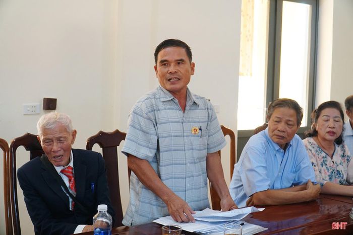 Ông Hoàng Đình Hoan, cháu ruột liệt sĩ Hoàng Thị Minh, trình bày quá trình tìm kiếm phần mộ liệt sĩ.
