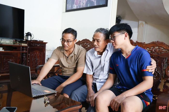Gia đình ông Phan Xuân Dần (phường Thành Sen) tham gia bốc thăm trực tuyến quyền mua nhà ở xã hội.
