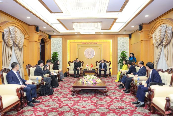 Ông Ozasa Haruhiko - Trưởng Văn phòng đại diện Tổ chức xúc tiến thương mại Nhật Bản (JETRO) tại Hà Nội chào xã giao lãnh đạo tỉnh Hà Tĩnh.