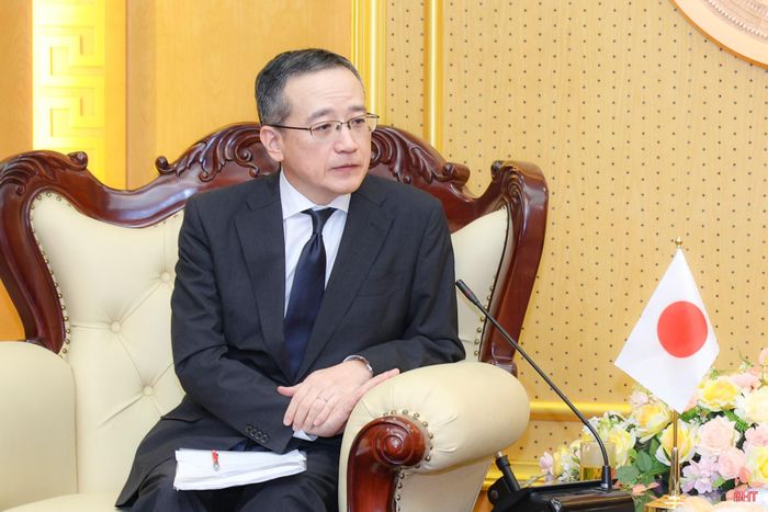 Ông Ozasa Haruhiko trao đổi một số nội dung về xu hướng phát triển của doanh nghiệp Nhật Bản.