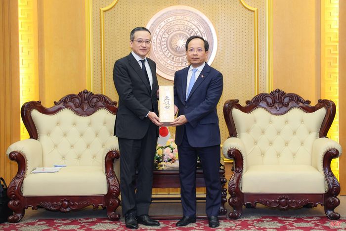Ông Ozasa Haruhiko trao tặng quà lưu niệm.