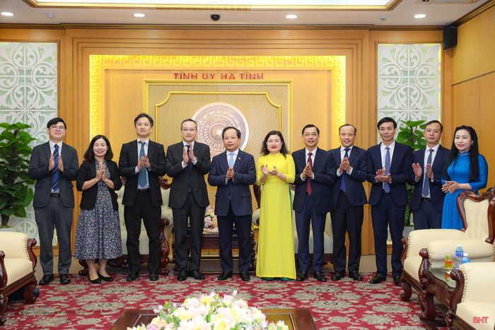 Các thành viên trong đoàn và lãnh đạo tỉnh Hà Tĩnh chụp ảnh lưu niệm.