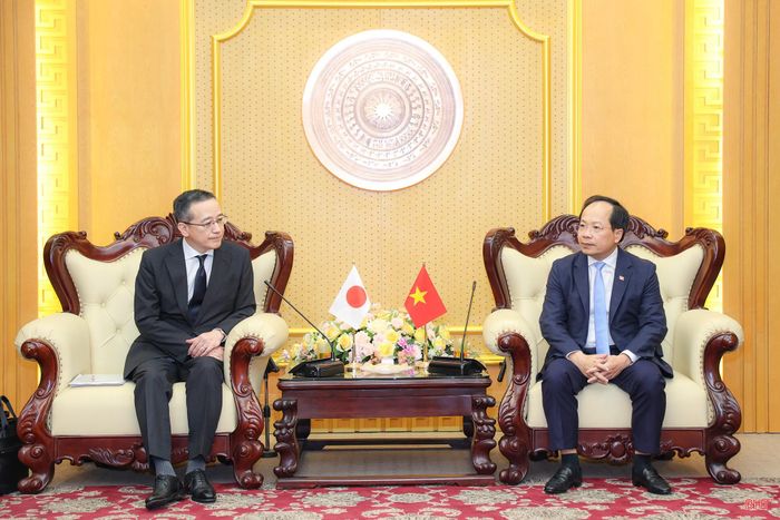 Đồng chí Nguyễn Duy Lâm - Ủy viên Trung ương Đảng, Bí thư Tỉnh ủy, Trưởng đoàn ĐBQH tỉnh đón tiếp đoàn công tác JETRO.