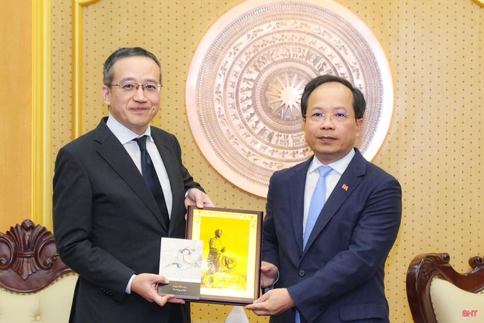 Đồng chí Nguyễn Duy Lâm - Ủy viên Trung ương Đảng, Bí thư Tỉnh ủy, Trưởng đoàn ĐBQH tỉnh tặng quà lưu niệm tới ông Ozasa Haruhiko.