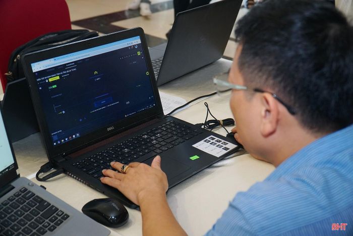 Đại biểu theo dõi các đội thực hiện phần thi.