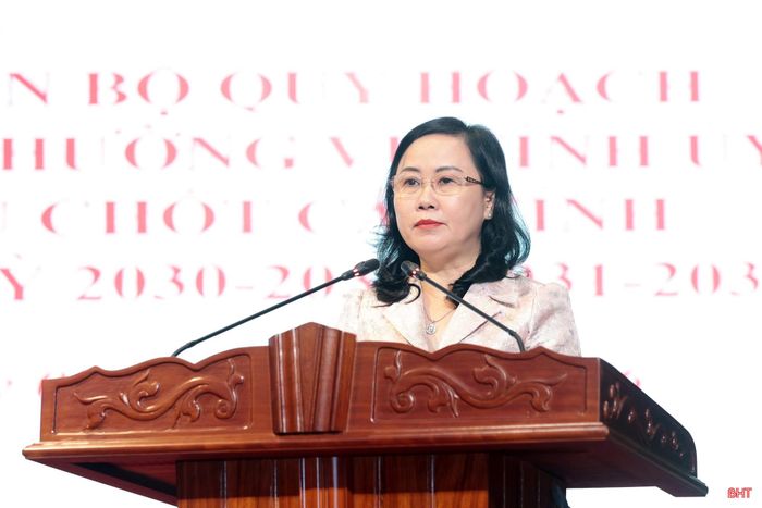 Đồng chí Trương Thanh Huyền - Ủy viên BTV Tỉnh ủy, Trưởng ban Tổ chức Tỉnh ủy báo cáo tại hội nghị.