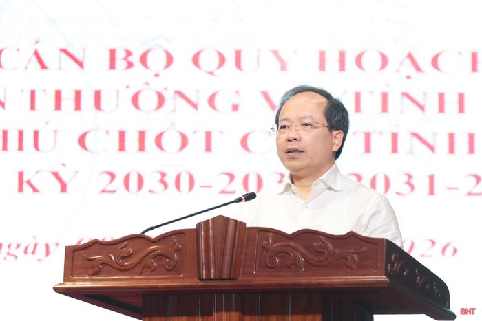 Đồng chí Nguyễn Duy Lâm - Ủy viên Trung ương Đảng, Bí thư Tỉnh ủy, Trưởng đoàn ĐBQH tỉnh phát biểu chỉ đạo tại hội nghị.