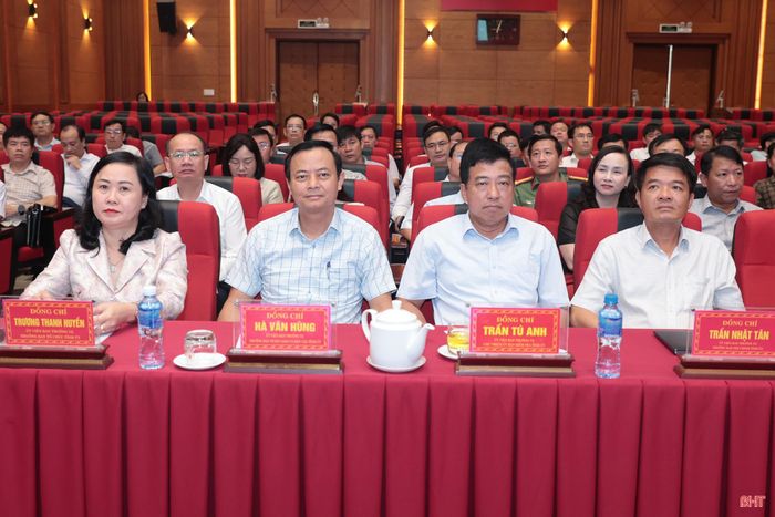 Các đại biểu tham dự hội nghị.
