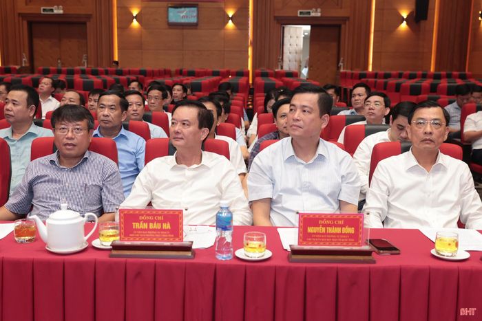 Các đại biểu tham dự hội nghị.