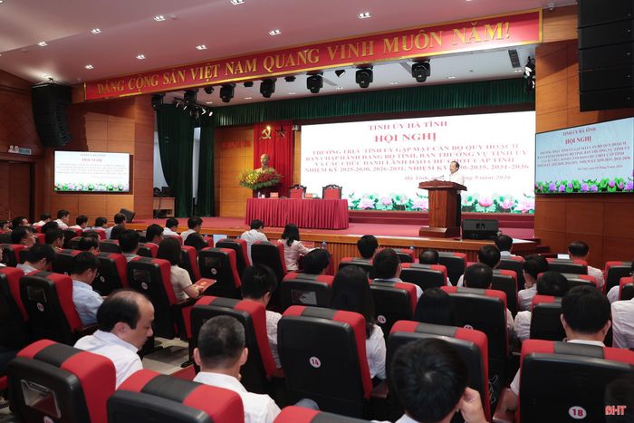 Các đại biểu lắng nghe ý kiến phát biểu chỉ đạo của đồng chí Bí thư Tỉnh ủy.