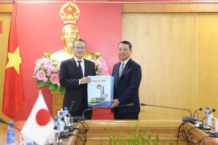 Chủ tịch UBND tỉnh Phan Thiên Định tặng quà cho ông Ozasa Haruhiko - Trưởng đại diện JETRO tại Hà Nội.