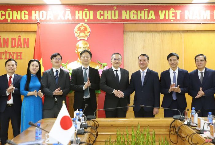 Các đại biểu chụp ảnh lưu niệm.