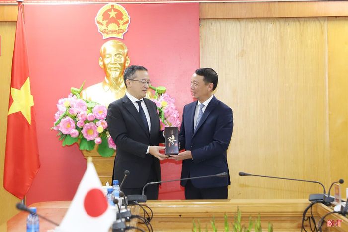 Ông Ozasa Haruhiko - Trưởng đại diện JETRO tại Hà Nội tặng quà cho Chủ tịch UBND tỉnh Phan Thiên Định.