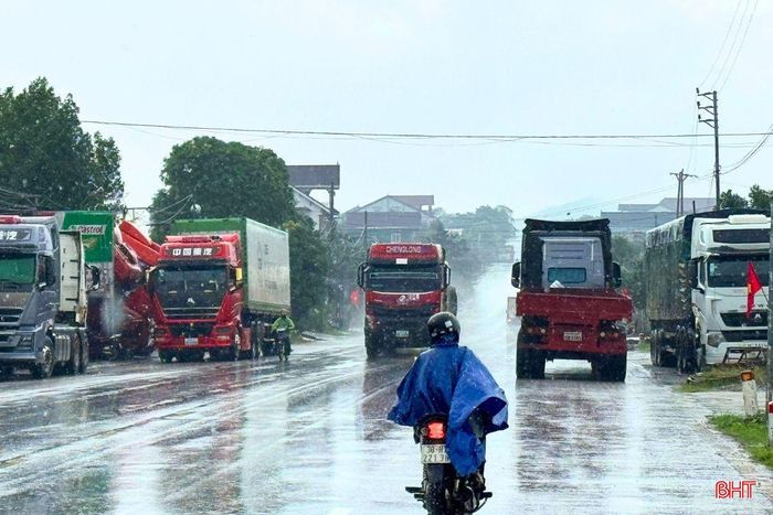 Ghi nhận trên tuyến quốc lộ 8, đoạn qua địa bàn xã Sơn Tây không khó để bắt gặp các phương tiện dừng, đỗ thiếu trật tự, lấn chiếm phần đường giao thông gây ảnh hưởng đến ATGT trên tuyến. Nhiều xe trong số đó mang BKS nước bạn Lào.