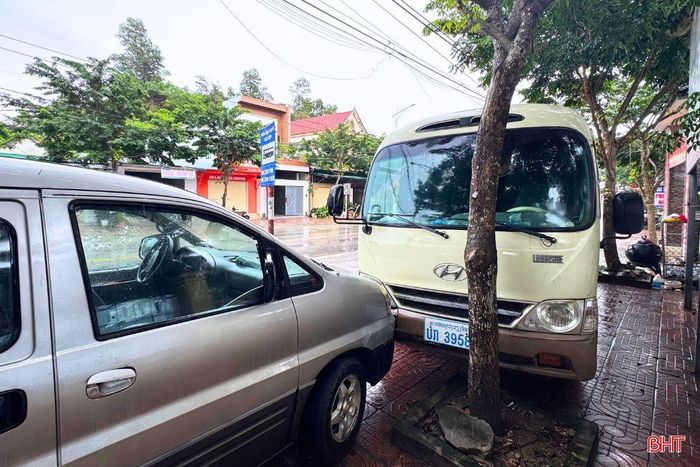  Thực tế này cho thấy, phương tiện mang BKS Lào ngày càng xuất hiện nhiều trên tuyến quốc lộ 8, nhất là khu vực từ Cửa khẩu quốc tế Cầu Treo về trung tâm xã Sơn Tây. Yêu cầu đặt ra không chỉ là tăng cường tuần tra, kiểm soát mà còn phải có giải pháp quản lý phù hợp với đặc thù phương tiện nước ngoài. Đặc biệt, đối với các lỗi như chạy quá tốc độ, vượt đèn đỏ hay vi phạm được phát hiện qua camera, nếu chỉ trông chờ vào việc lực lượng chức năng trực tiếp có mặt để dừng phương tiện thì rất khó kiểm soát toàn bộ tuyến đường. Trong ảnh: Xe BKS Lào đỗ lấn chiếm khu vực dành cho người chờ xe bus trên quốc lộ 8. 