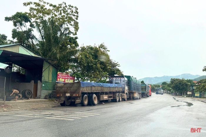 Không chỉ trên quốc lộ 8, nhiều xe BKS Lào còn dừng, đỗ ngược chiều trong khu dân cư, trên tuyến đường cứu hộ – cứu nạn ở xã Sơn Tây để vá lốp.