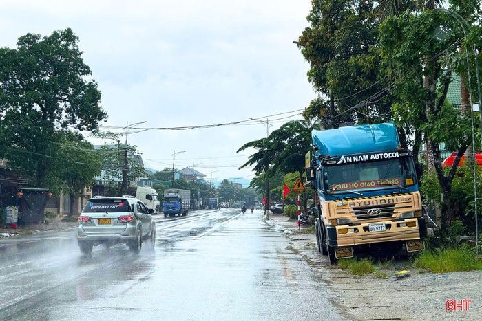  Tại một số vị trí, các phương tiện đỗ không theo hàng lối, chiếm dụng không gian lưu thông của các phương tiện khác. Việc dừng, đỗ tùy tiện, đặc biệt trên tuyến quốc lộ 8 có lưu lượng phương tiện lớn, không chỉ gây cản trở giao thông mà còn tiềm ẩn nguy cơ xảy ra va chạm. Trong ảnh: Phương tiện BKS Lào đậu ngược chiều trên quốc lộ 8. 