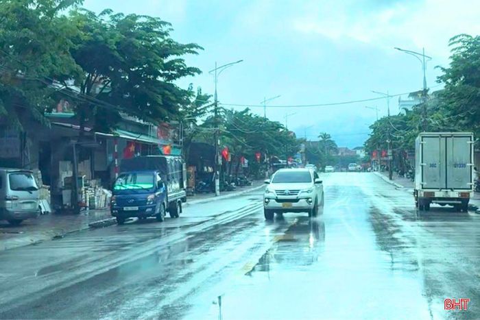 Xe BKS Lào lưu thông trên quốc lộ 8.