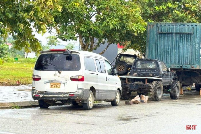  “Xe biển kiểm soát Lào chạy trên tuyến quốc lộ 8, đặc biệt là khu vực Sơn Kim 1, Sơn Kim 2 và Sơn Tây khá nhiều, trong đó rất nhiều xe do tài xế Việt Nam điều khiển. Một số trường hợp khi tham gia giao thông vi phạm như lấn làn, chạy quá tốc độ, dừng đỗ không đúng quy định. Điều đáng nói là nếu không bị lực lượng chức năng phát hiện, dừng xe xử lý ngay thì những lỗi vi phạm này rất khó xử lý về sau, nhất là khi phương tiện mang biển số nước ngoài. Nếu không có cơ chế quản lý, kết nối thông tin giữa hai bên thì việc xử lý sẽ khó triệt để”, anh N.T.T - một tài xế thừa nhận. 