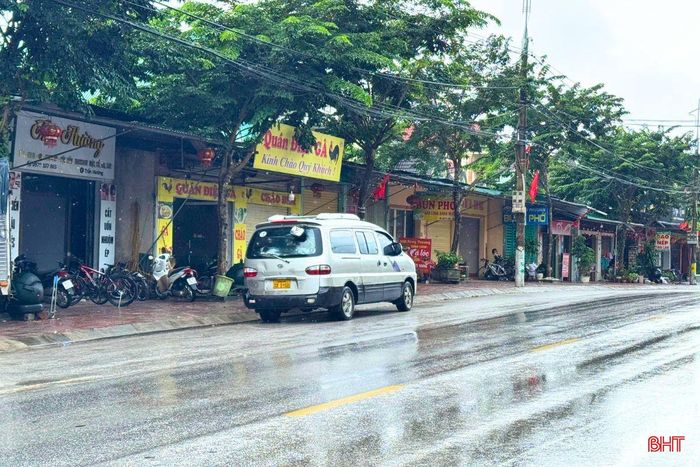  “Đoạn quốc lộ 8 từ xã Sơn Kim 1 đến Sơn Tây có rất nhiều xe tải, xe container qua lại. Một số xe BKS Lào chạy khá nhanh, có lúc lấn làn, vượt đèn đỏ, thậm chí đỗ ngược chiều để bốc hàng. Đường có đoạn hẹp nên những tình huống như vậy rất nguy hiểm, nhất là khi các xe đi ngược chiều gặp nhau”, ông P.V.H. - người dân xã Sơn Kim 1 bức xúc. 