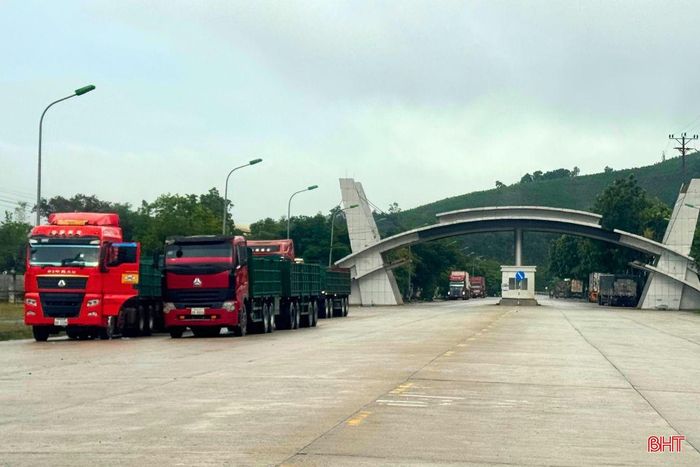 Tại khu vực cổng B – Khu kinh tế Cửa khẩu quốc tế Cầu Treo, tình trạng xe mang BKS Lào dừng, đỗ thiếu trật tự diễn ra phổ biến. Công an xã Sơn Tây đã thường xuyên nhắc nhở, yêu cầu các tài xế chấp hành quy định, song tình trạng đỗ ngược chiều, chiếm phần đường vẫn tái diễn, gây cản trở giao thông.