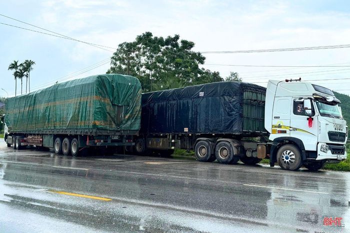 Xe tải BKS Lào ngang nhiên dừng, đỗ lấn chiếm lòng đường, gây cản trở giao thông trên tuyến đường vào khu dân cư dọc quốc lộ 8.