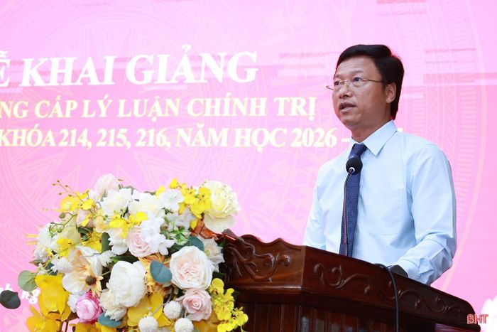 Thạc sĩ Phan Duy Vĩnh - Hiệu trưởng Trường Chính trị Trần Phú phát biểu tại lễ khai giảng.