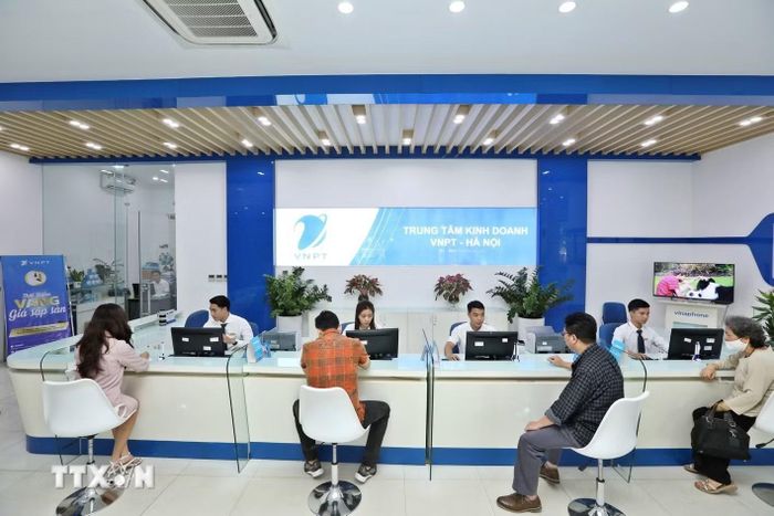 Khách đến giao dịch tại Trung tâm kinh doanh VNPT Hà Nội. (Ảnh: Minh Quyết/TTXVN)
