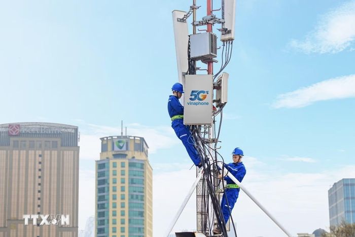 Tập đoàn VNPT triển khai lắp đặt hạ tầng và trạm thu phát sóng VinaPhone 5G trên toàn quốc. (Ảnh: Minh Quyết/TTXVN)