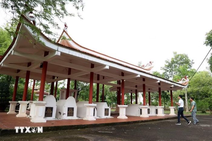 Khu mộ của gia đình ông Mười Chức trong khuôn viên Di tích Lịch sử-Văn hóa cấp Quốc gia Nọc Nạng. (Ảnh: Hồng Đạt/TTXVN)