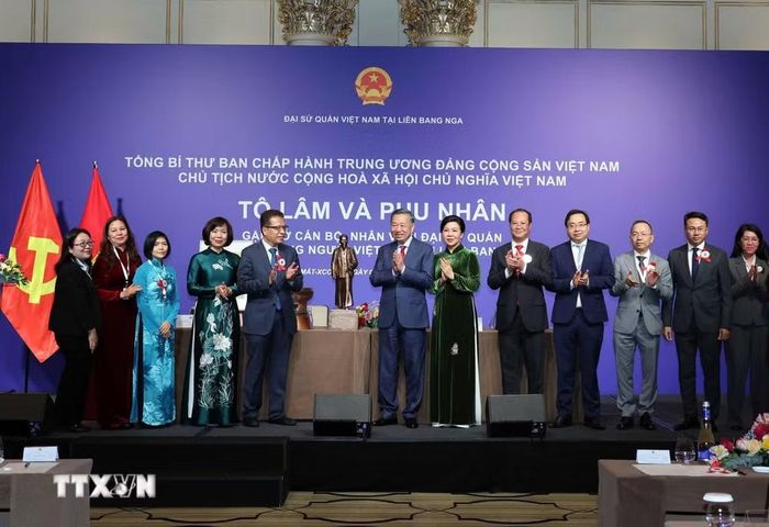 Tổng Bí thư, Chủ tịch nước Tô Lâm tặng quà cho Đại sứ quán và cộng đồng người Việt Nam tại Nga. (Ảnh: Thống Nhất/TTXVN)