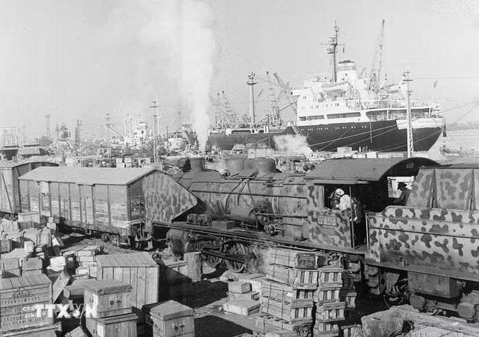 Bốc xếp hàng tại Cảng Hải Phòng những năm đầu 1970. (Ảnh: Bảo Hanh/TTXVN)