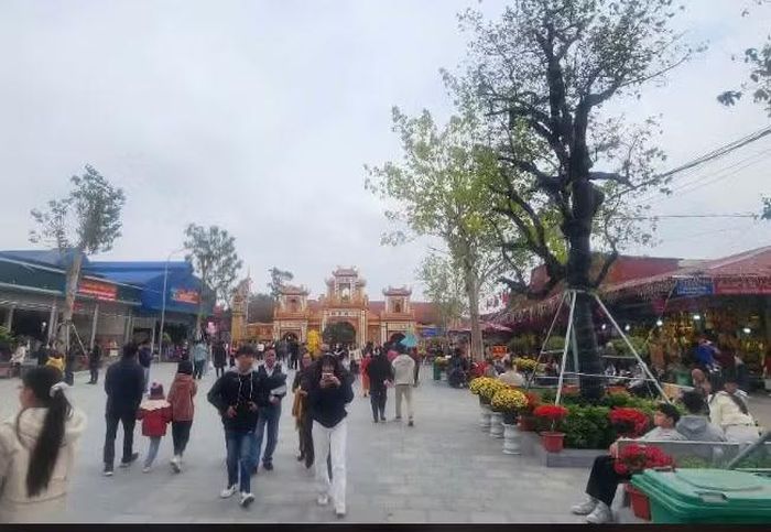 Người dân đổ về đền dịp Lễ hội để chiêm bái. (Nguồn: Vietnam+)