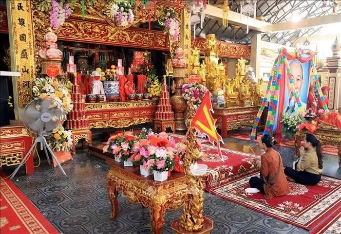 Du khách thập phương tới dâng hương, chiêm bái tại đền Đồng Bằng trong ngày khai hội. (Ảnh: TTXVN)