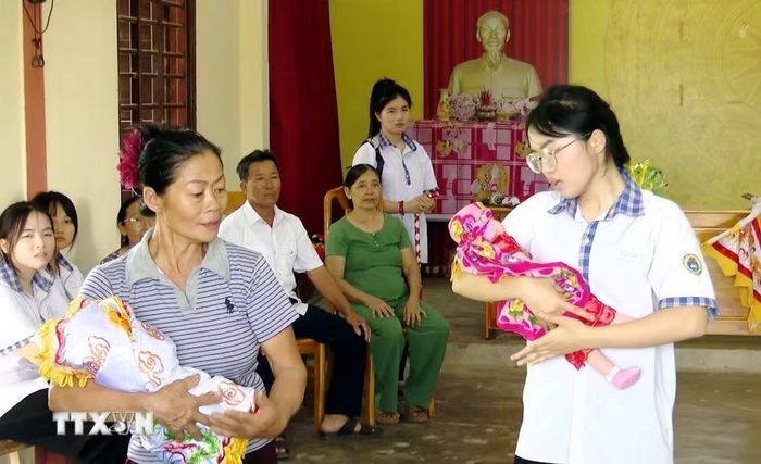 Một buổi tập luyện Tuồng bội của học sinh Trường Trung học phổ thông Lê Quý Đôn (xã Bố Trạch, Quảng Trị) với các Nghệ nhân Câu lạc bộ Tuồng bội Khương Hà. (Ảnh: Tá Chuyên/TTXVN)