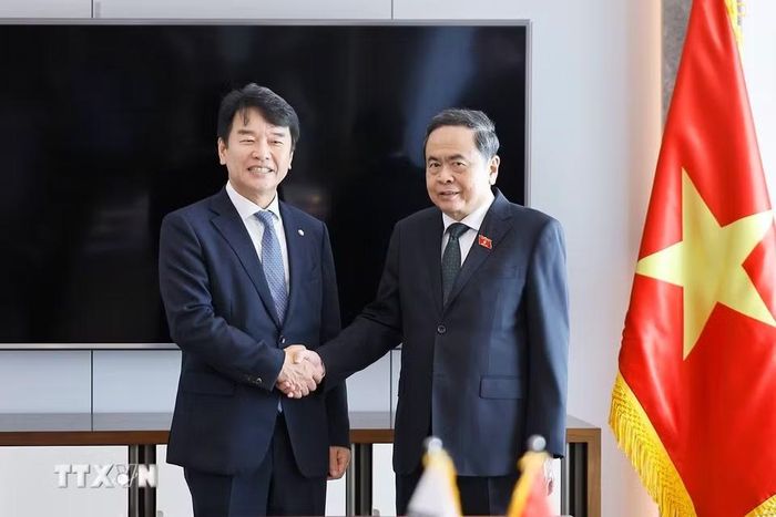 Chủ tịch Quốc hội Trần Thanh Mẫn tiếp Chủ tịch Nhóm Nghị sỹ Hữu nghị Hàn Quốc-Việt Nam Moon Jin-seok. (Ảnh: Doãn Tấn/TTXVN)