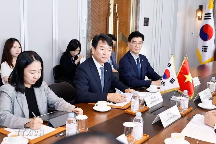 Chủ tịch Nhóm Nghị sỹ Hữu nghị Hàn Quốc-Việt Nam Moon Jin-seok phát biểu. (Ảnh: Doãn Tấn/TTXVN)