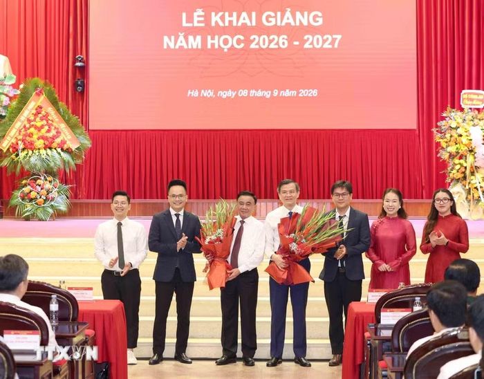 Đại diện học viên tặng hoa chúc mừng Thường trực Ban Bí thư Trần Cẩm Tú và Giám đốc Học viện Chính trị Quốc gia Hồ Chí Minh Đoàn Minh Huấn. (Ảnh: Phương Hoa/TTXVN)