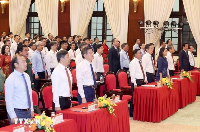 Đại biểu dự khai giảng thực hiện nghi thức chào cờ. (Ảnh: Phương Hoa/TTXVN)
