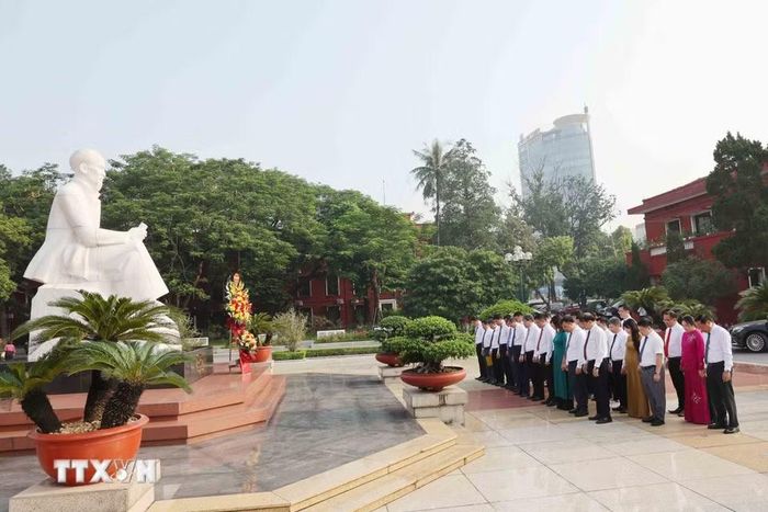 Cán bộ, giảng viên Học viện Chính trị Quốc gia Hồ Chí Minh dâng hoa tưởng niệm Chủ tịch Hồ Chí Minh trước Lễ khai giảng năm học mới. (Ảnh: Phương Hoa/TTXVN)