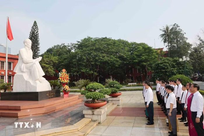Cán bộ, giảng viên Học viện Chính trị Quốc gia Hồ Chí Minh dâng hoa tưởng niệm Chủ tịch Hồ Chí Minh trước Lễ khai giảng năm học mới. (Ảnh: Phương Hoa/TTXVN)