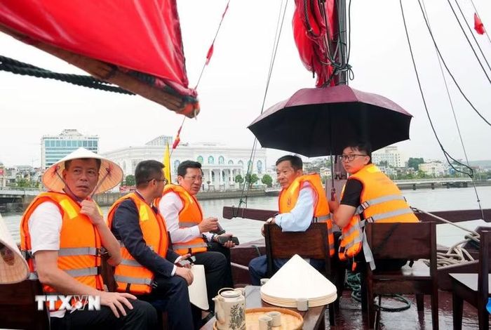 Du khách trải nghiệm với thuyền 3 vách trên vịnh Hạ Long. (Ảnh: Văn Đức/TTXVN)