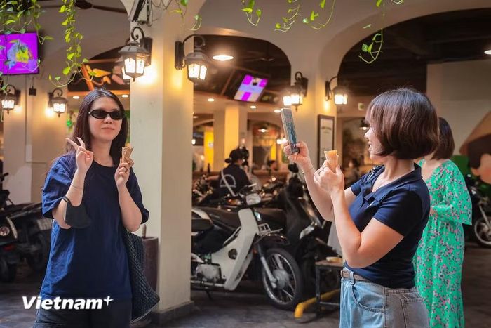 Không chỉ có các bạn trẻ tranh thủ đến check-in, chụp ảnh kỷ niệm, mà rất nhiều gia đình đa thế hệ, các bác cao niên cũng tìm về không gian quen thuộc này. (Ảnh: Hoài Nam/Vietnam+)