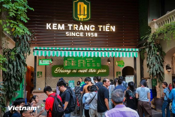 Với người Hà Nội, ăn kem ở đây không chỉ là giải nhiệt mà còn là một thói quen, một phần tuổi thơ gắn bó qua nhiều thập kỷ. (Ảnh: Hoài Nam/Vietnam+)